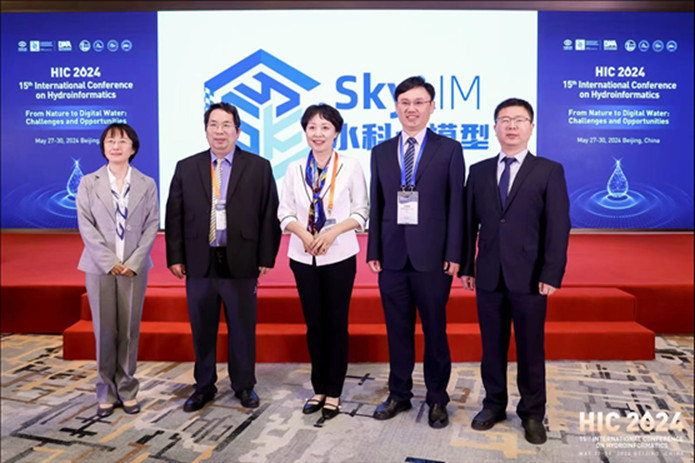 黨委書記、院長彭靜（中）與主創(chuàng)團隊現(xiàn)場發(fā)布“SkyLIM”.jpg
